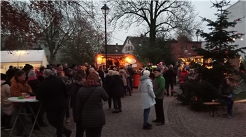 Der Weihnachtsmarkt in Blexen findet wieder rund um die Kirche statt.