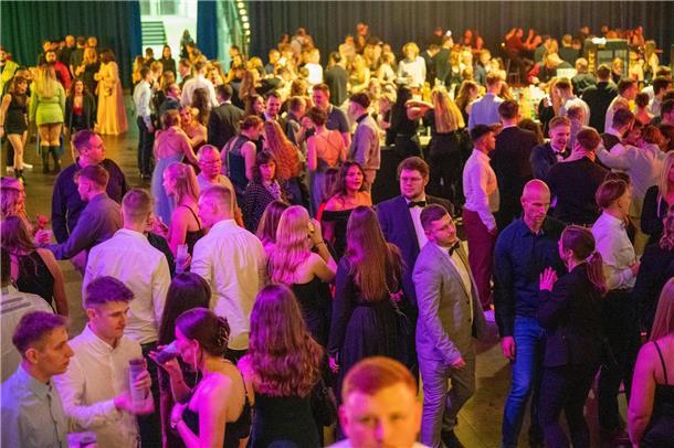 Der Weihnachtszauber des Jahres 2023 startet wieder mit 4000 Partywütigen in der...