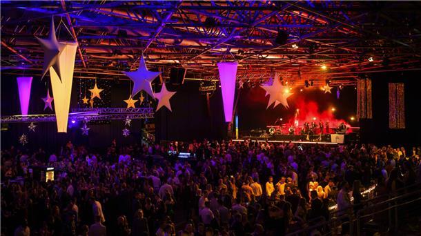 Der „Weihnachtszauber“ in der Stadthalle Bremerhaven. Viele Menschen feiern das Weihnachtsfest. 