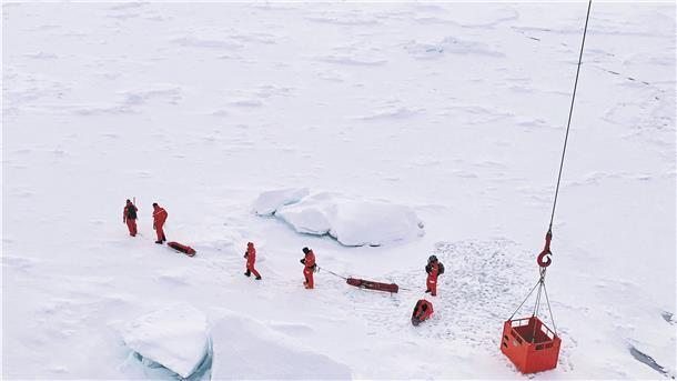 Klima: „Mit der Natur lassen sich keine Kompromisse schließen“ Eisexperten haben den Forschungseisbrecher „Polarstern“ verlassen, um eine große Scholle im arktischen Ozean zu untersuchen.