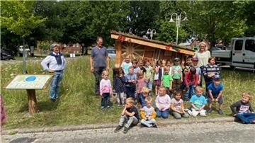 Der Werkhof Beverstedt hatte Rohlinge von Insekten angefertigt, die von den Kindern bunt bemalt wurden.