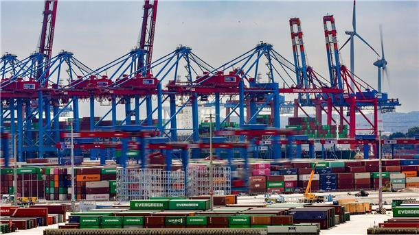 Exporteure zu Beginn der zweiten Jahreshälfte im Minus Der Wert der Exporte aus dem Hamburger Hafen betrug im Jahr 2022 51 Milliarden Euro. Im Jahr vor der Corona-Pandemie 2019 betrug der Wert der Ausfuhren den Angaben zufolge noch 53 Milliarden Euro.