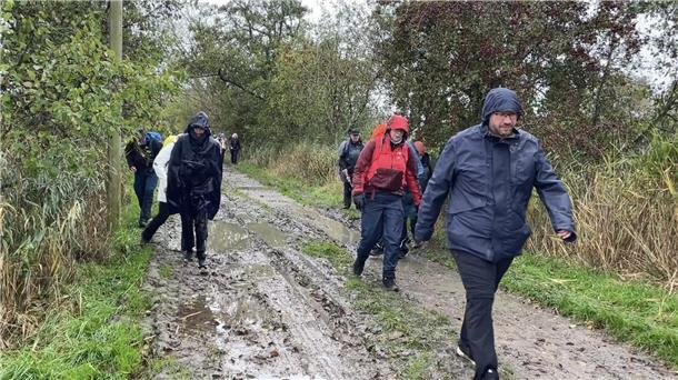 Der WeserMarsch: Echte Nordseekinder brauchen kein Pardon Wanderer auf matschigen Feldwegen