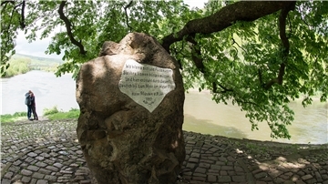 Der Weserstein in Hannoversch Münden markiert den Ursprung der Weser. Der Blexer Weserstein soll für das Ende des Flusslaufs stehen, den bereich, wo die Unterweser in die Außenweser übergeht.