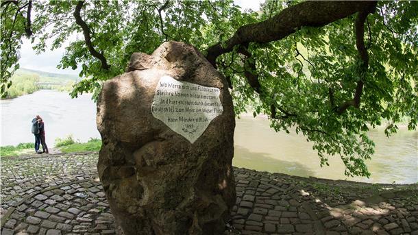 Der Weserstein in Hannoversch Münden markiert den Ursprung der Weser. Nun soll auch an der Mündung in Blexen ein solcher Stein aufgestellt werden.