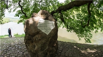 Der Weserstein in Hannoversch Münden markiert den Ursprung der Weser. Nun soll auch an der Mündung in Blexen ein solcher Stein aufgestellt werden.