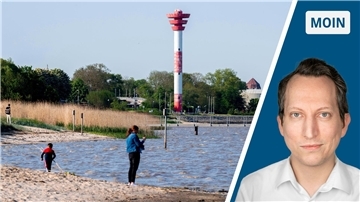 Es zeigt in der linken Hälfte das Bild der Weser und den Strand. Eine Mutter und zwei Kinder stehen am Strand. Rechts im Bild ist der Kopf des Autors zu sehen. 