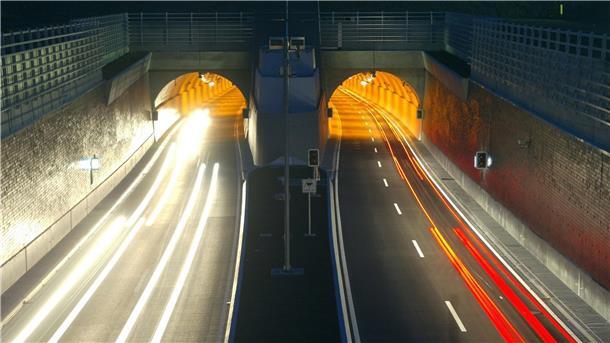 Deshalb muss der Wesertunnel drei Nächte lang voll gesperrt werden Blick in die Einfahrt zum Wesertunnel. Der Tunnel wird für Wartungsarbeiten drei Nächte lang gesperrt.