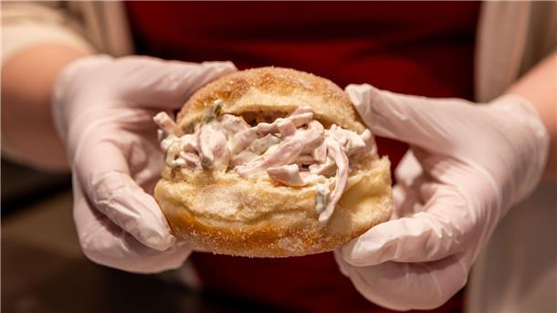 Warum die Rede vom Krapfen so kompliziert ist Der „Wetterauer Flaaschworscht-Kreppel mit hausgemachtem Worschtsalat“ (hochdeutsch: Fleischwurst-Kreppel mit hausgemachtem Wurstsalat) ist die neueste Kreation der Stadtbäckerei Rank für die Karnevalssaison 2024.