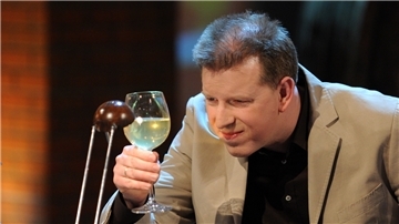 Der Wettkandidat Thorsten von Scheidt betrachtet in der ZDF-Fernsehshow "Wetten, dass..?" in Salzburg ein Glas mit Wurstwasser. Er hat gewettet, die Wurstsorte am Geschmack ihres Wurstwassers zu erkennen.