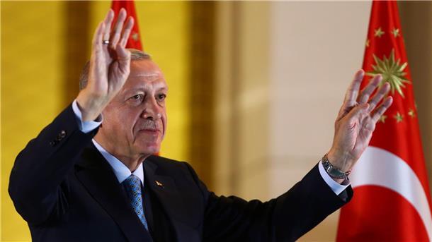 Erdogan steht nach Wahlsieg vor gewaltigen Aufgaben Der wiedergewählte Präsident der Türkei, Recep Tayyip Erdogan, feiert vor Anhängern im Präsidentenpalast in Ankara.
