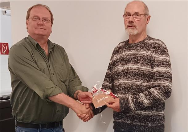 Der Wilstedter Dieter Meyerhoff (70, rechts) hat zum 100. Mal Blut gespendet. Hier dankt ihm der Vorsitzende des DRK-Ortsvereins, Manfred Burfeind.