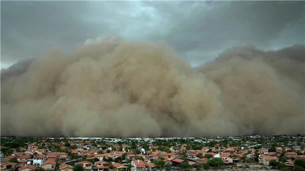 Sturm aus Staub legt Stadt lahm Der Wind hat riesige Mengen Staub aufgewirbelt.