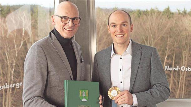 Olympiasieger Lasse Lührs verewigt sich im Goldenen Buch der Gemeinde Wingst Patrick Pawlowski und Lasse Lührs