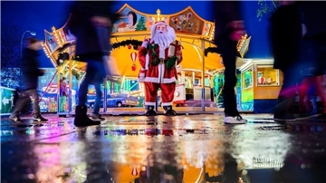 Der „Winterzauber“ in Berlin-Lichtenberg ist nach Veranstalterangaben der erste Weihnachtsmarkt in Deutschland, der in diesem Jahr eröffnet wird.