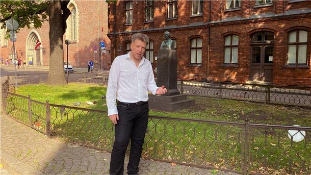 280. Geburtstag: Riga erinnert an Herder Der Wissenschaftler Raivis Bicevskis von der Universität Lettland spricht bei der Gedenkveranstaltung am Denkmal für Johann Gottfried Herder (1744-1803) auf dem Herderplatz in Riga.