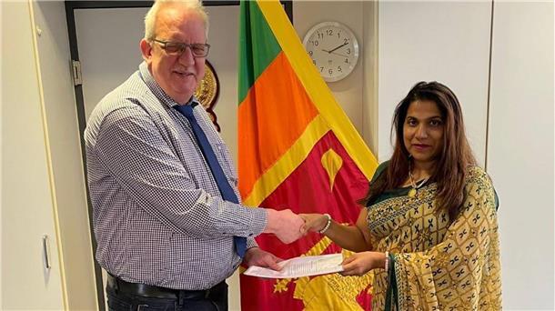Der Wittstedter Helmut Verbeek musste ins Generalkonsulat von Sri Lanka nach Frankfurt reisen, um dort die Unterlagen an Generalkonsulin M.E.M Weninger zu übergeben.