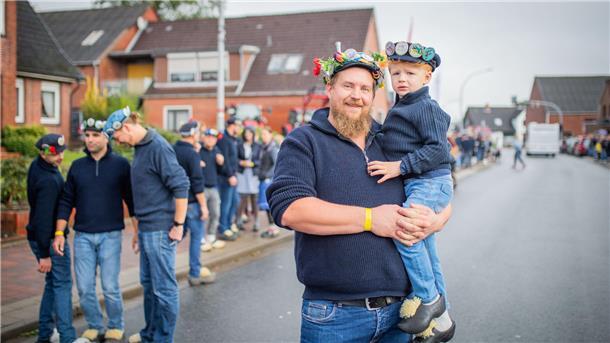 Wie es ist, das erste Mal beim Holtschentanz dabei zu sein Der wohl jüngste Holtschentänzer an diesem Tag: Der dreijährige Friedrich, Sohn von Organisator Niklas.