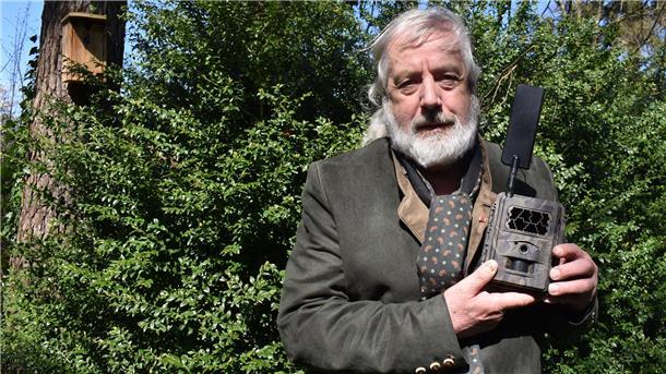 Wolfsbeauftragter Hermann Kück von der Jägerschaft Wesermünde-Bremerhaven präsentiert eine von sechs neuen Wildkameras, mit denen die Jagdgenossenschaft ein Wolfsmonitoring rund um Lunestedt starten möchte. 