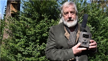 Wolfsbeauftragter Hermann Kück von der Jägerschaft Wesermünde-Bremerhaven präsentiert eine von sechs neuen Wildkameras, mit denen die Jagdgenossenschaft ein Wolfsmonitoring rund um Lunestedt starten möchte. 