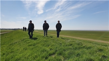 Der Wurster Seedeich zwischen Bremerhaven und Cuxhaven ist nahezu unbeschadet durch die Sturmflutsaison gekommen - das bescheinigte der Landkreis den Verantwortlichen bei der Frühjahrsdeichschau in dieser Woche.