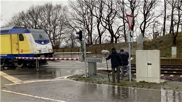 Der XXL-Bahnübergang Geestberg in der Wingst ist Thema im aktuellen „Extra 3“ Beitrag.