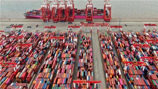 Chinas Wirtschaft rutscht in die Deflation Der Yangshan-Containerhafen in Shanghai.