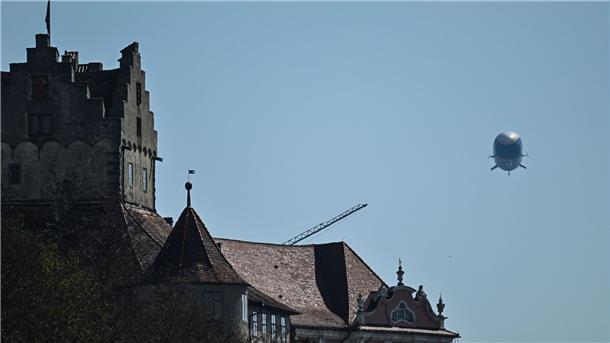 Der Zeppelin NT (Neue Technologie) fliegt an der Burg Meersburg am Bodensee entlang.