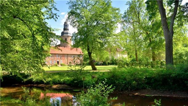 Der Zevener Stadtpark mit dem Kloster bieten eine ideale Kulisse für Veranstaltungen. Wer dort etwas auf die Beine stellen möchte, kann sich vom 15. März bis 15. Mai mit einem Konzept bei der Stadt bewerben.