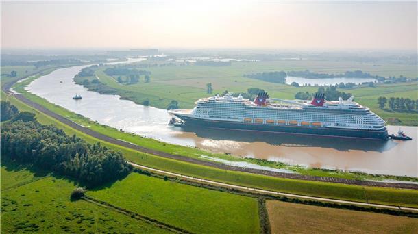 Neues Meyer-Kreuzfahrtschiff auf dem Weg zur Nordsee Der Zielhafen der Schiffsüberführung ist das niederländische Eemshaven an der Emsmündung - dort soll der Endausbau erfolgen.