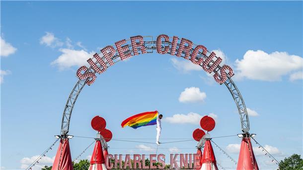 Zirkus hisst Regenbogenfahne aus Protest gegen Merz Der Zirkus will aus Protest gegen die Haltung von Bundeskanzler Merz und Bundestagspräsidentin Klöckner (beide CDU) die Regenbogenfahne auf dem Zirkuszelt hissen.