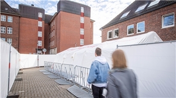 Bremerhaven bekommt Teststation für Corona-Verdachtsfälle Der Zugang zur Bremerhavener Corona-Teststation erfolgt durch eine Schleuse mit Vorzelt.