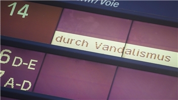 Der Zugverkehr der Deutschen Bahn zwischen Hamburg und Berlin dürfte laut einer Unternehmenssprecherin aufgrund mehrerer mutmaßlicher Brandanschläge noch bis zum Samstag gestört sein.