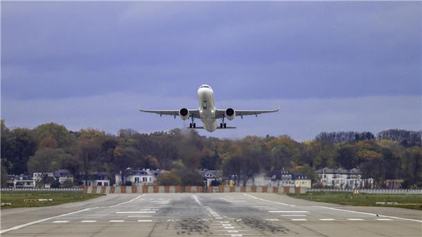 Ein Flugzeug hebt ab. 