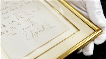 Der zweiseitige Brief von Königin Elizabeth II. ist für 8300 Euro versteigert worden.