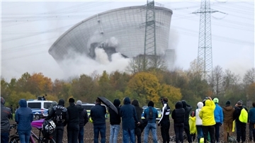 30.000 Menschen verfolgen Sprengung von AKW-Kühltürmen Der zweite Kühlturm des stillgelegten Kernkraftwerkes Gundremmingen stürzt nach der Sprengung zusammen