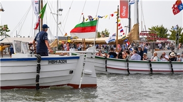 Auf der Sail 2025 in Bremerhaven fahren Börteboote.