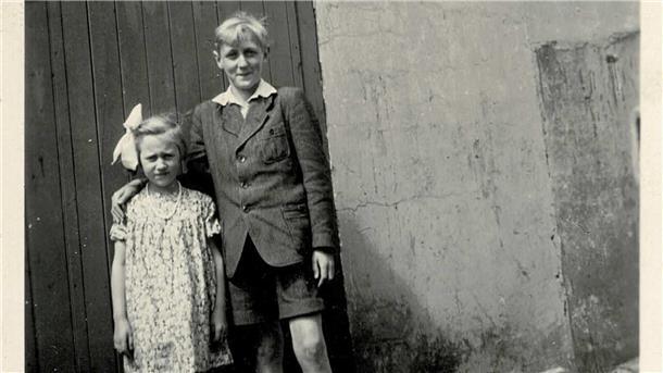 Der zwölfjährige Harald mit seiner Schwester kurz vor der Bombennacht.