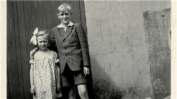 Der zwölfjährige Harald mit seiner Schwester kurz vor der Bombennacht.