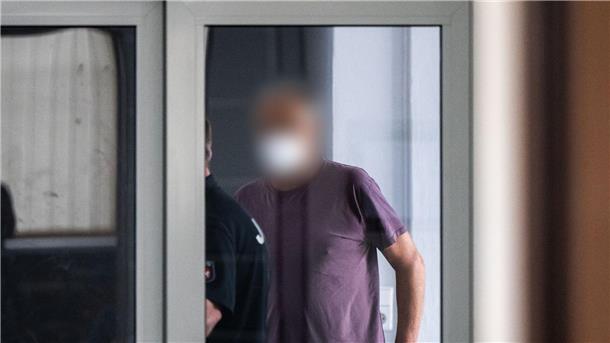 Lebenslang nach Doppelmord im Künstlerdorf Fischerhude Der Angeklagte wird in den Gerichtssaal geführt.
