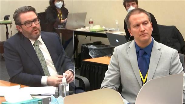 Fall George Floyd: Ex-Polizist nach Attacke schwer verletzt Derek Chauvin (r.) mit seinem Verteidiger Eric Nelson (l.) im April 2021 während eines Gerichtstermins.