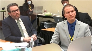 Derek Chauvin (r.) mit seinem Verteidiger Eric Nelson (l.) im April 2021 während eines Gerichtstermins.