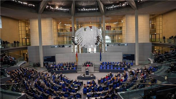 Urteil: Wahlrechtsreform von 2020 verfassungskonform Derzeit gibt es 736 Abgeordnete im Bundestag, so viele wie nie zuvor. Die Regelgröße war ursprünglich mal auf 598 festgelegt.