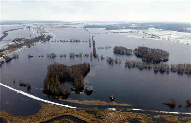 Mal zu viel, mal zu wenig: Der Kreis Cuxhaven will den Wasserstand „managen“ Derzeit ist es viel zu nass im Kreis Cuxhaven (hier der Blick von oben auf die Flächen zwischen der Geeste und Altluneberg), manchmal ist es aber auch viel zu trocken. Der Kreis will jetzt erst mal alle Daten darüber sammeln.