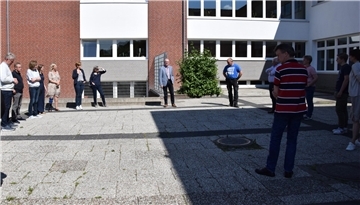 Derzeit noch eine „Waschbetonwüste“, soll dieser Teilbereich des Schulhofes der Oberschule bald attraktiver gestaltet werden.