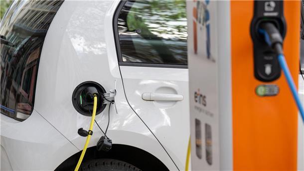 Autogipfel mit dem Kanzler in unsicheren Zeiten Derzeit sind in Deutschland gut eine Million reine Elektro-Autos zugelassen.