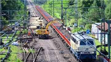 Derzeit wird die Strecke Hamburg-Berlin generalsaniert. Dafür veranschlagt sind neun Monate - inklusive der Inbetriebnahme elektronischer Stellwerke. (Archivbild)