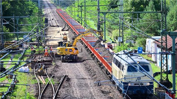 Bahn wird Versprechen bei großen Baustellen nicht einhalten Derzeit wird die Strecke Hamburg-Berlin generalsaniert. Dafür veranschlagt sind neun Monate - inklusive der Inbetriebnahme elektronischer Stellwerke. (Archivbild)