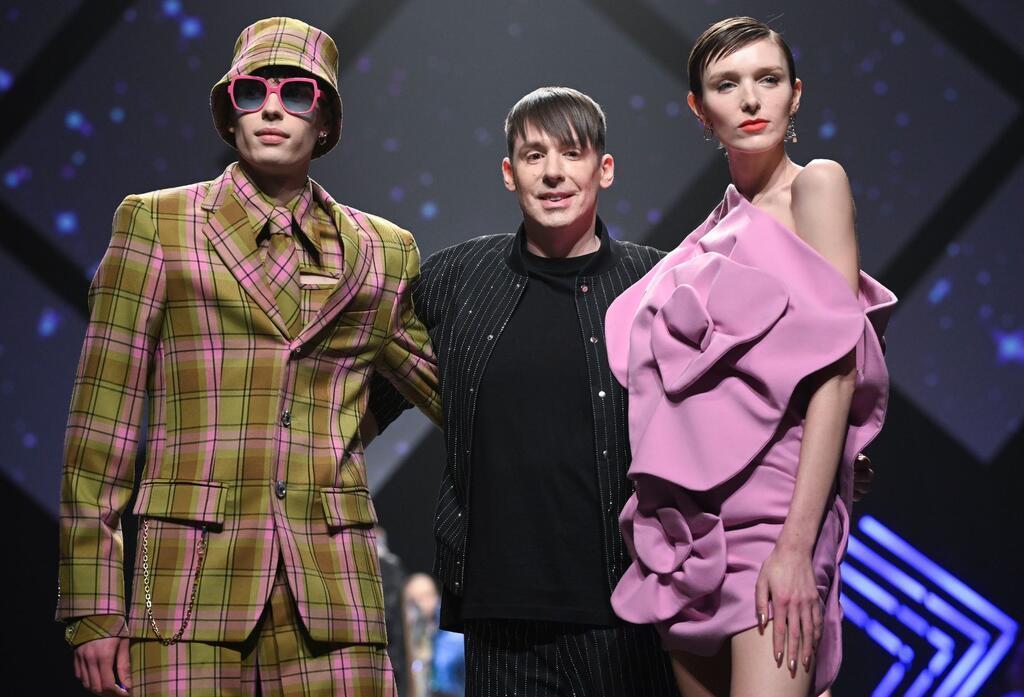 Berlin Fashion Week: Kilian Kerner mit politischer Botschaft Designer Kilian Kerner (Mitte) mit Models bei seiner Show in der Verti Music Hall in Berlin.