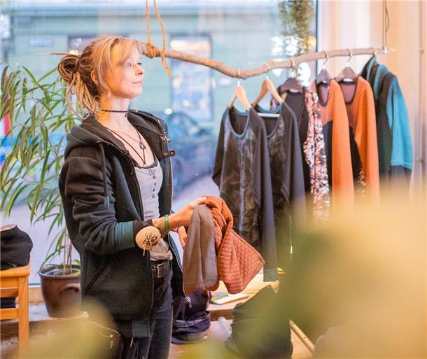 Designerin Wanda Worms verkauft im Geschäft „Hammer und Schere“ auch ihre eigene Modekollektion.